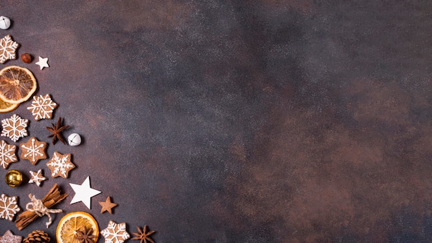 Vue de dessus des biscuits en pain d'épice et des agrumes séchés pour Noël avec espace copie