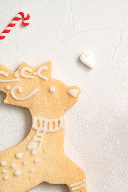 Vue de dessus des biscuits de pain d'épice de Noël décorés avec des décorations sur fond de tableau blanc avec espace de copie, concept de célébration de vacances.