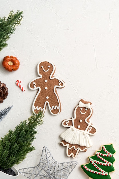 Vue de dessus des biscuits de pain d'épice de Noël décorés avec des décorations sur fond de tableau blanc avec espace de copie, concept de célébration de vacances.