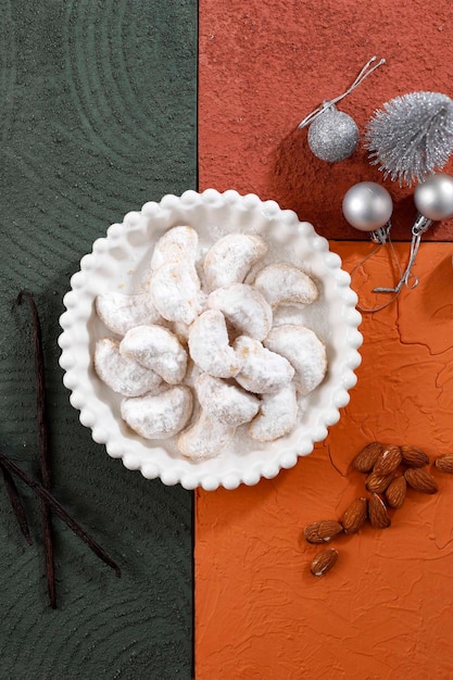 Vue de dessus des biscuits à la vanille fraîche Vanillekipferl avec du sucre en poudre pour Noël