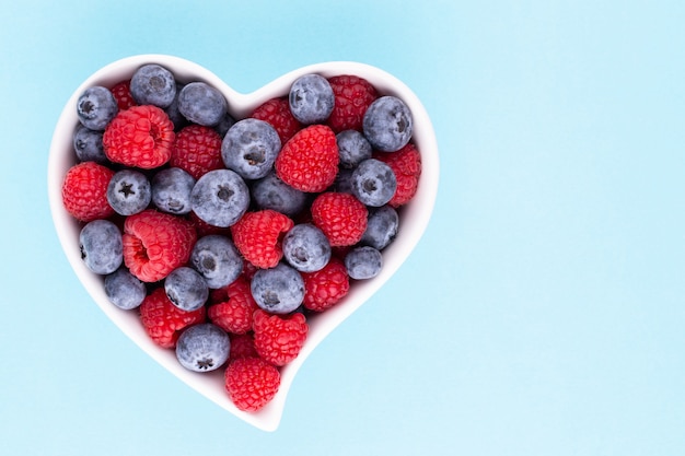 Vue de dessus bleuets et framboises