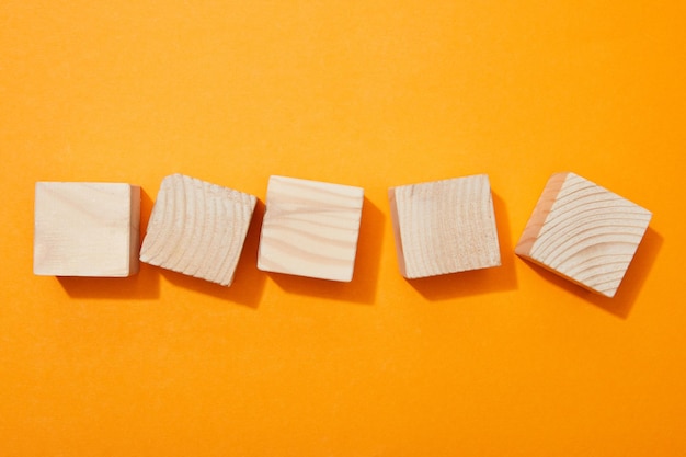 Vue de dessus des blocs de bois sur une surface orange