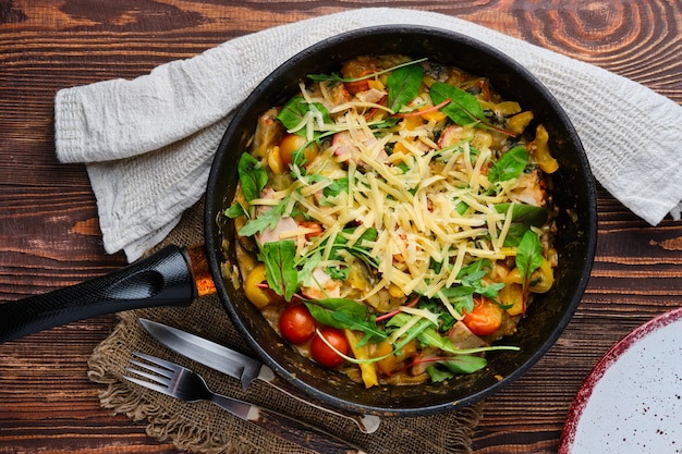 Vue de dessus de boeuf et légumes sautés