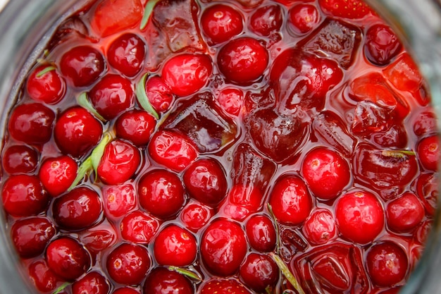 Vue de dessus de la boisson rafraîchissante aux fraises et aux canneberges