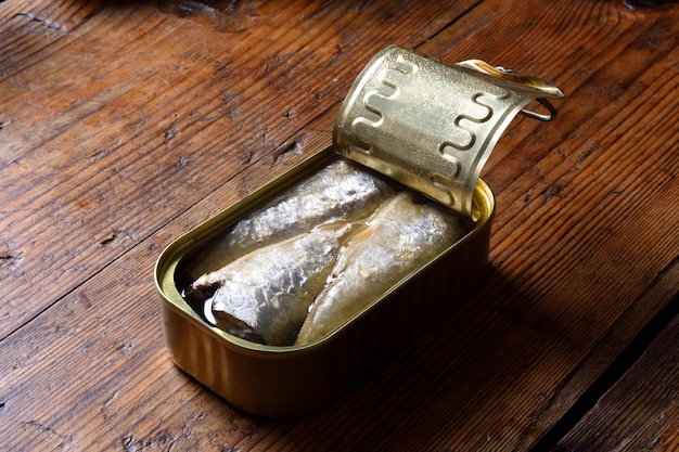 Vue de dessus d'une boîte de sardines sur fond de bois