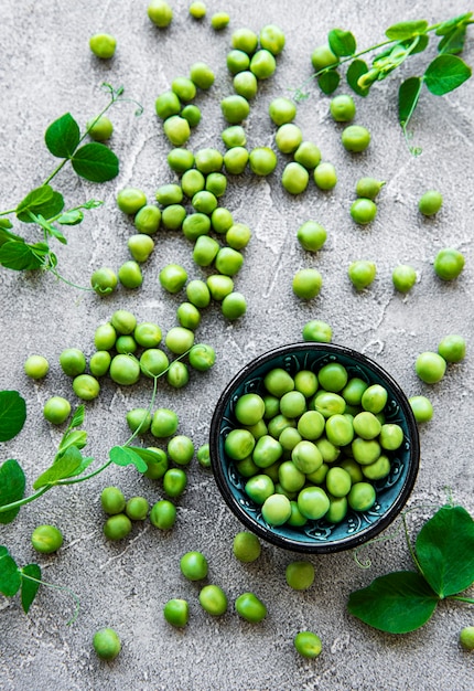 vue de dessus bol avec pois verts