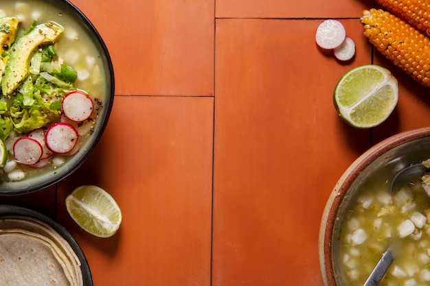 Vue de dessus sur un bol de pozole appétissant