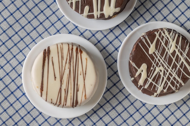 Vue de dessus des bonbons typiques des alfajores en Argentine sur une nappe à carreaux