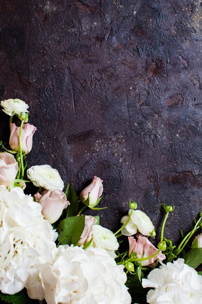 Vue de dessus de la bordure de fleurs. Composition de mariage élégante, design floristique avec espace de copie