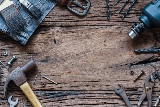 Vue de dessus bouchent d&#39;outils pratiques de la variété et jeans sur fond de bois