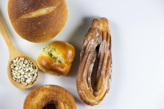 Vue de dessus de la boulangerie sur fond blanc blanc isolé