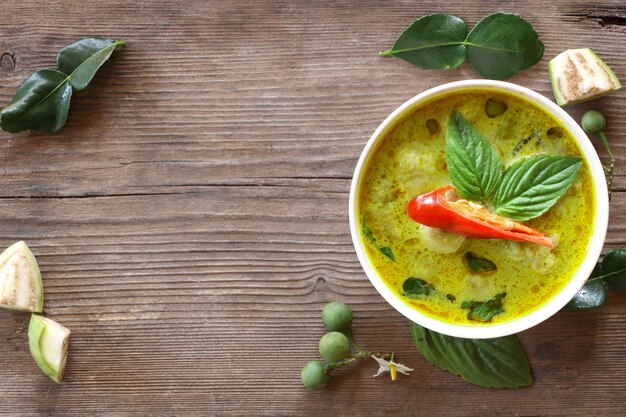 Photo vue de dessus d'une boule de poisson au curry vert dans un bol blanc