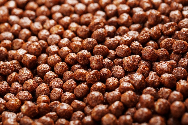 Vue de dessus des boules de chocolat pour le petit-déjeuner sain et prêt. Plein écran en arrière-plan