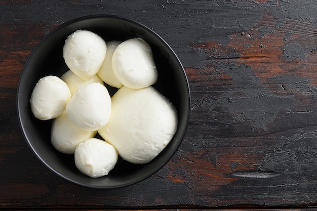 Vue de dessus des boules de fromage mozzarella dans un bol