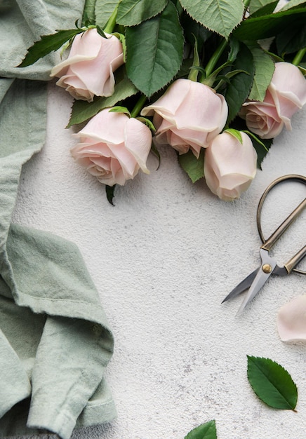 Vue de dessus d'un bouquet de roses roses ciseaux et tissu