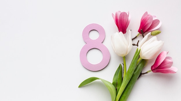 Vue de dessus bouquet de tulipes sur fond blanc