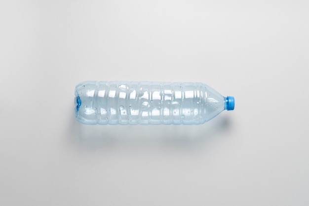 Une vue de dessus d'une bouteille en plastique bleue vide