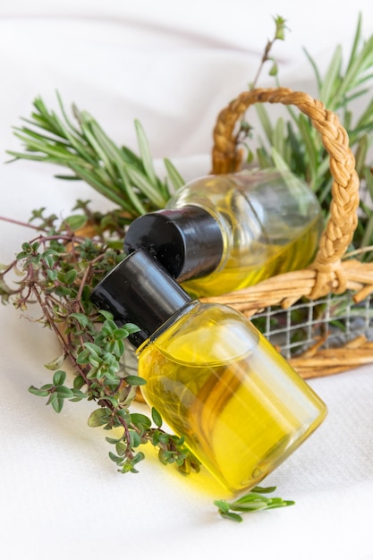 Vue de dessus des bouteilles avec huile essentielle à base de plantes Massage traitement cosmétique