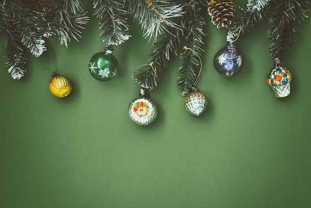 Vue de dessus de la branche d'arbre de Noël avec des ornements et des pommes de pin