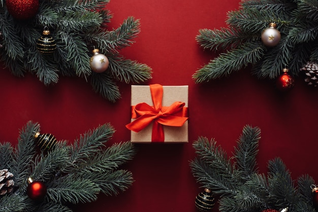 Vue de dessus des branches d'arbres de Noël avec ornements et cadeaux