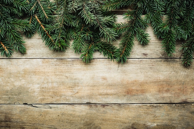 Vue de dessus des branches d'arbres de Noël sur table en bois