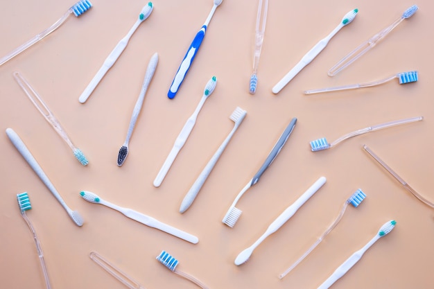 Vue de dessus des brosses à dents. Concept de soins dentaires