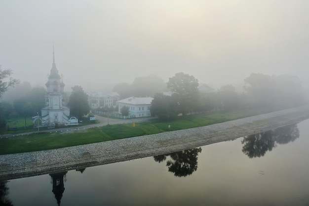 vue de dessus de brouillard d'église, drone à vologda, paysage religion europe