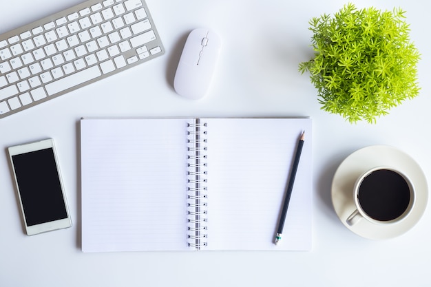 Vue de dessus de bureau blanc de bureau avec l&#39;espace de copie pour entrer le texte.