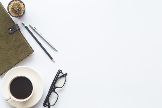 Vue de dessus de bureau blanc de bureau avec l&#39;espace de copie pour entrer le texte