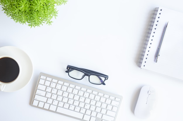 Vue de dessus de bureau blanc de bureau avec l&#39;espace de copie pour entrer le texte.