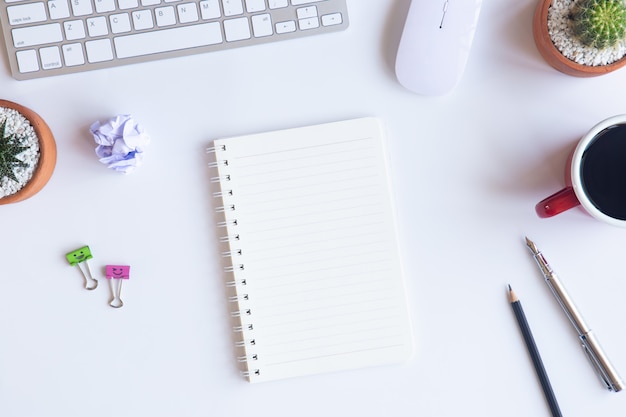 Vue de dessus bureau blanc avec espace de copie pour saisir le texte à plat.