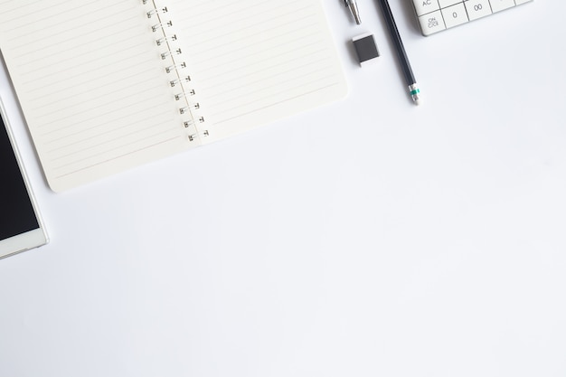 Vue de dessus de bureau blanc avec espace de copie pour saisir le texte.