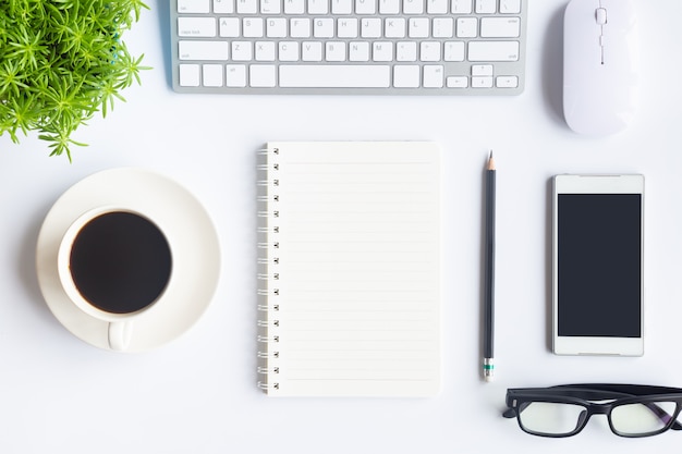 Vue de dessus de bureau blanc avec espace de copie pour saisir le texte.