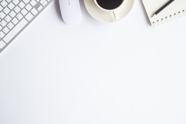 Vue de dessus de bureau blanc avec espace de copie pour saisir le texte.