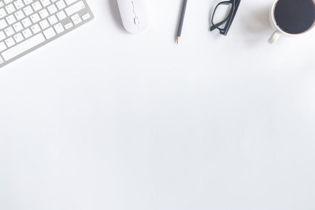 Vue de dessus de bureau blanc avec espace de copie pour saisir le texte.