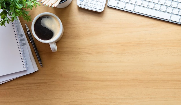 Vue de dessus bureau en bois avec bloc-notes pense-bête lunettes tasse à café et plante en pot Copiez l'espace pour votre texte