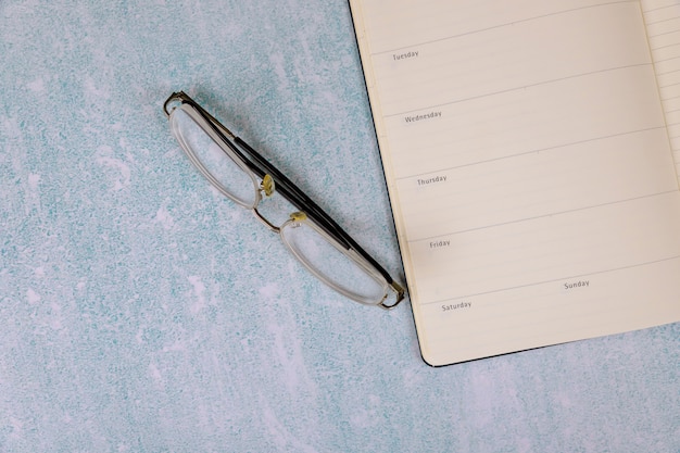 Vue de dessus avec bureau sur ordinateur portable doublé de lunettes de lecture