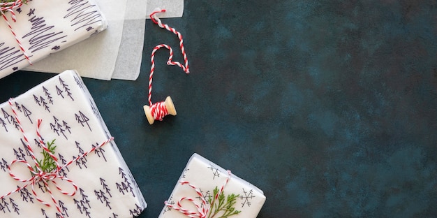 Photo vue de dessus des cadeaux de noël joliment décorés avec espace copie