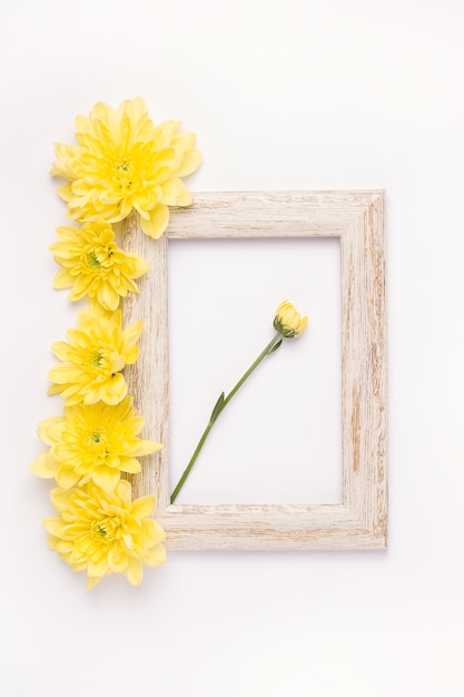 Vue de dessus sur cadre en bois avec fleurs jaunes