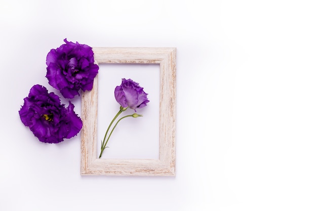 Vue de dessus sur cadre en bois avec des fleurs violettes