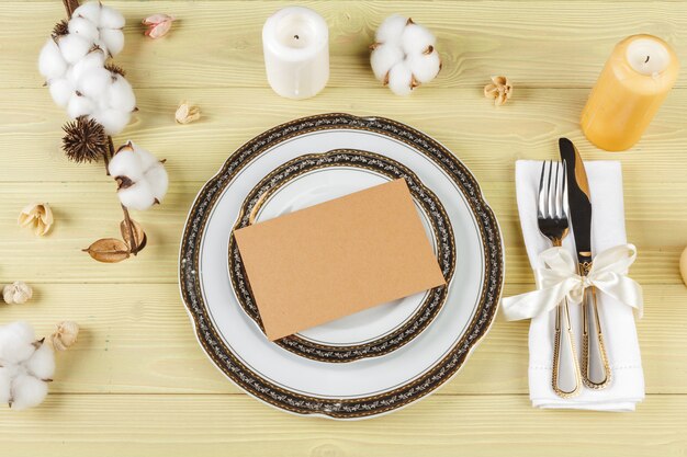 Photo vue de dessus d'un cadre de table de mariage avec des décorations