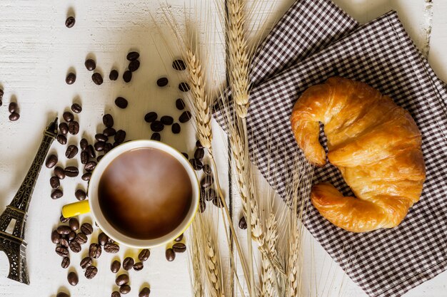 vue de dessus café et croissant avec grain de café