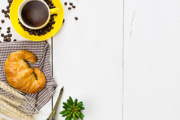 Vue De Dessus Café Et Croissant Avec Grain De Café