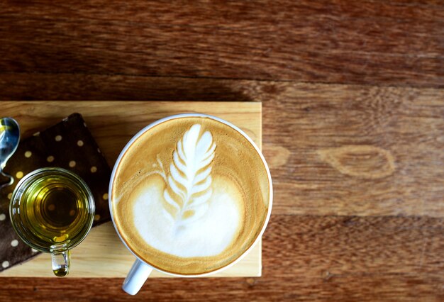 Vue de dessus de café latte sur plancher en bois.