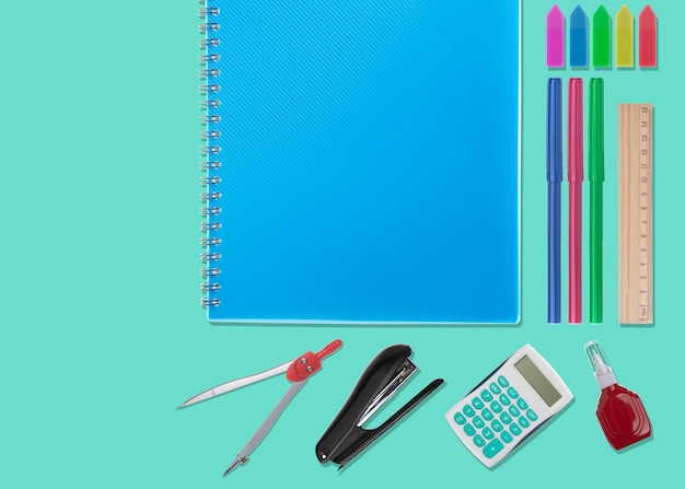 La vue de dessus avec cahier d'accessoires de bureau et autocollants colorés