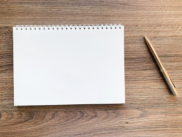 Vue de dessus de cahier blanc sur table en bois