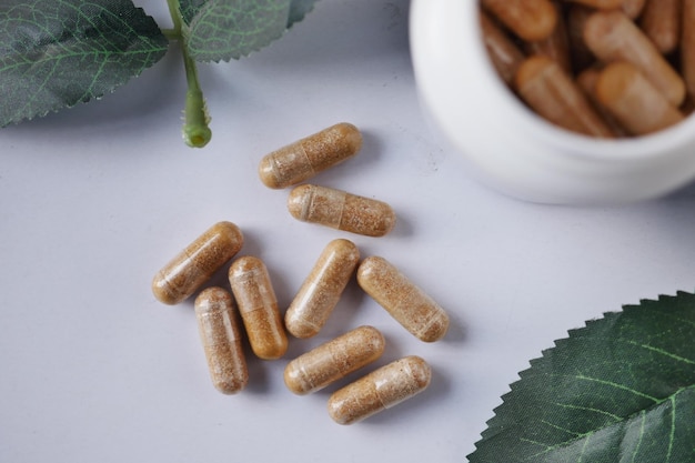 Vue de dessus de la capsule de phytothérapie tombant sur la table