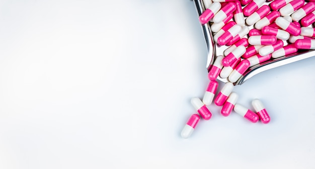 Vue de dessus des capsules rose-blanc sur le plateau de médicaments. Médicament antipsychotique. Médicament en capsule pour le traitement de la dépression.