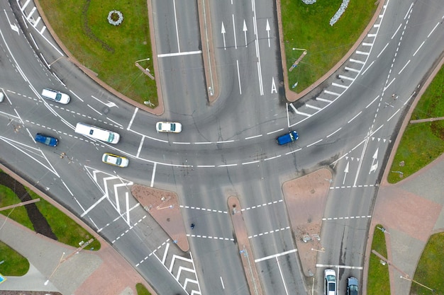 Photo vue de dessus d'un carrefour routier majeur dans la ville pendant la journée un grand rond-point très fréquenté circulation et infrastructure urbaines espaces verts à l'intérieur de l'intersection