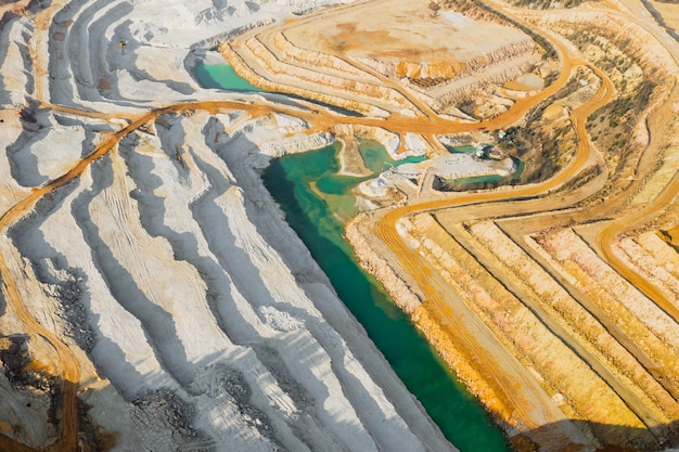 Vue de dessus sur une carrière de sable. Vue aérienne sur une exploitation de ressources naturelles ou de minerai.